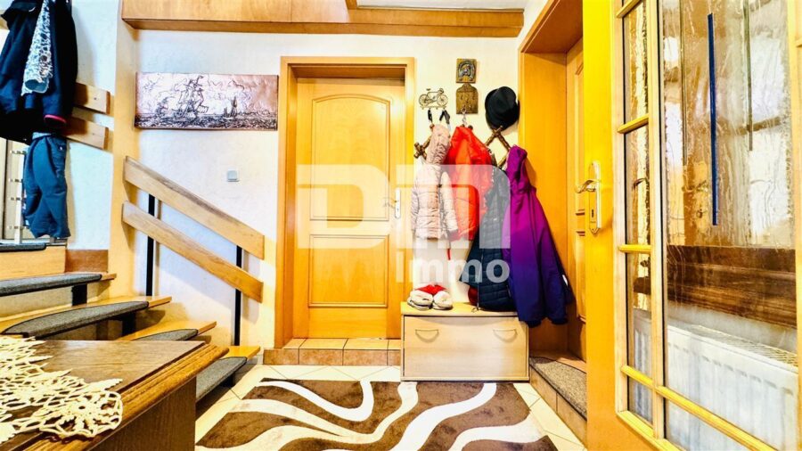 Charmantes Raumwunder in Birkenfelde: Historisches Fachwerk trifft auf solide Moderne - Hochparterre Haupteingang / Windfang